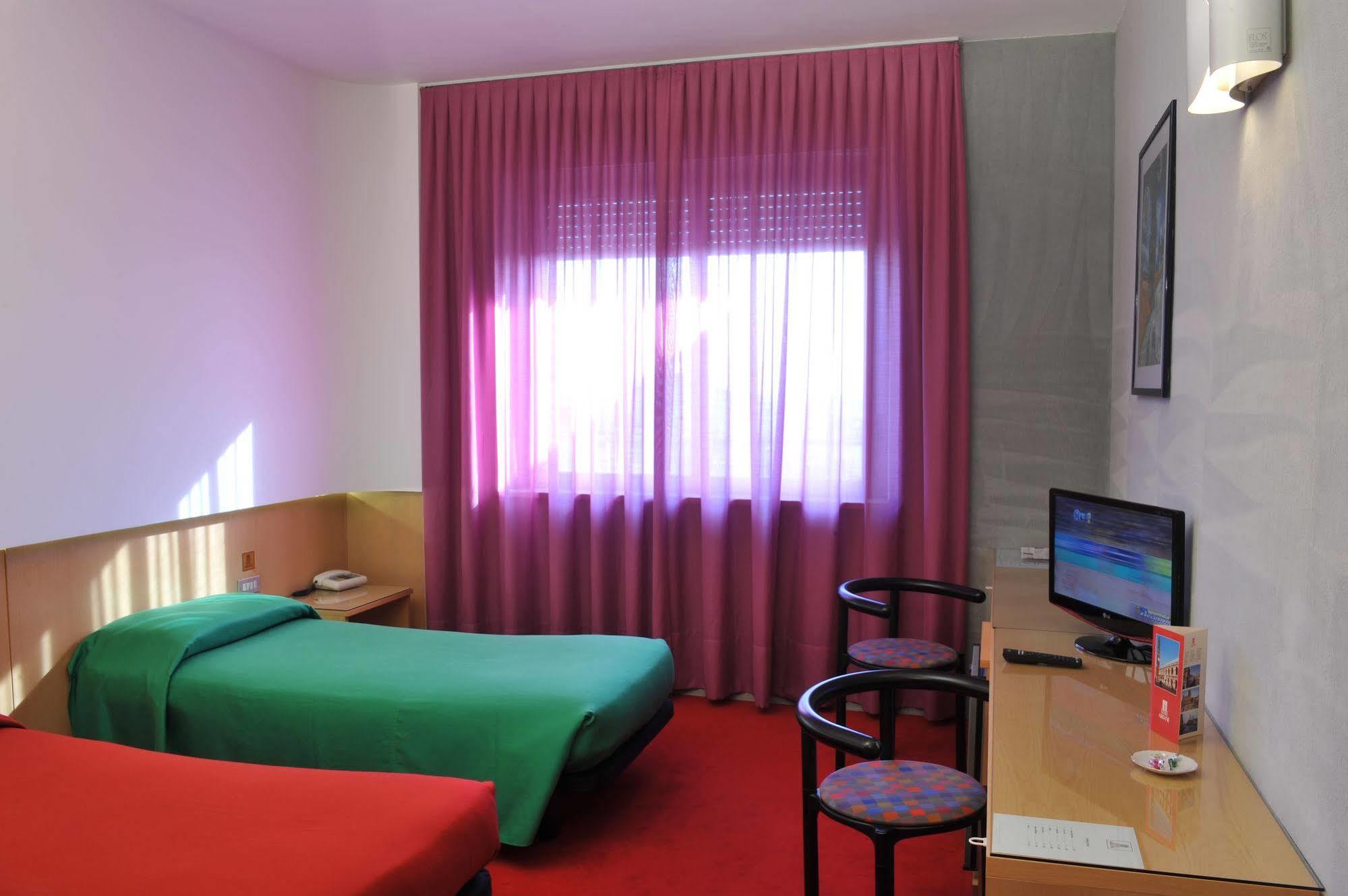 טיינה Hotel Ariane מראה חיצוני תמונה